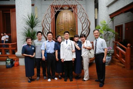 承擔責任不忘初心 花蓮慈院暨慈濟大學實習醫學生受袍