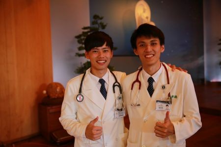 承擔責任不忘初心 花蓮慈院暨慈濟大學實習醫學生受袍