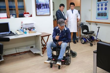 智慧醫療以人為本　360度原地旋轉體感移動載具獲國家新創獎