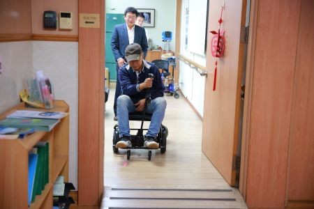 智慧醫療以人為本 360度原地旋轉體感移動載具獲國家新創獎