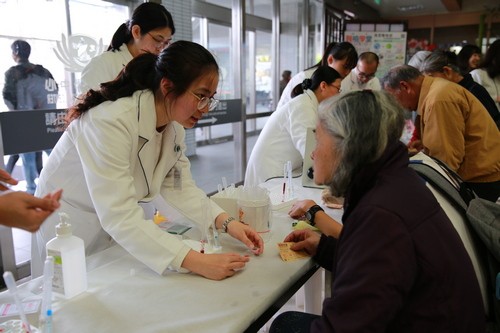 體驗一日醫檢師　花蓮慈院醫檢師過節不忘關心民眾