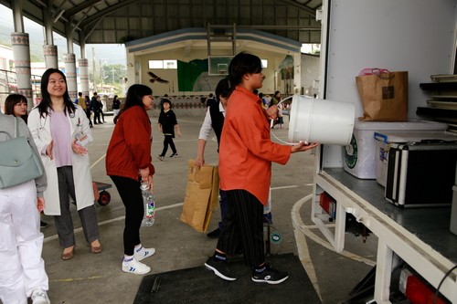 別具意義藥師節　花蓮慈院藥師與原民孩童義診付出愛