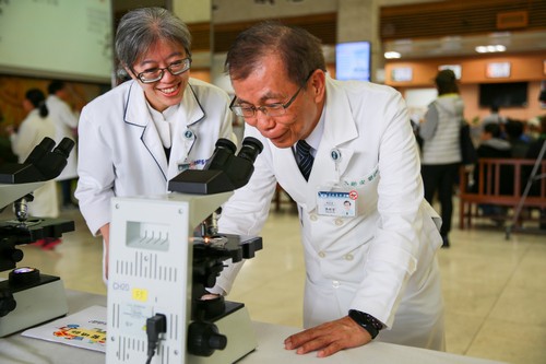 體驗一日醫檢師　花蓮慈院醫檢師過節不忘關心民眾