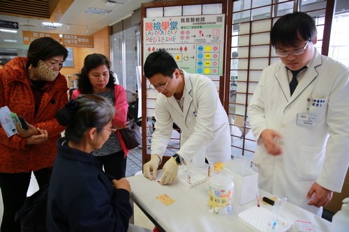 體驗一日醫檢師　花蓮慈院醫檢師過節不忘關心民眾