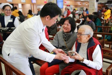 暖心暖胃臘八粥　花蓮慈院分享健康祝福