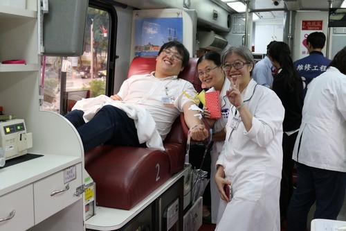 體驗一日醫檢師　花蓮慈院醫檢師過節不忘關心民眾