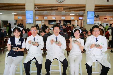 暖心暖胃臘八粥　花蓮慈院分享健康祝福