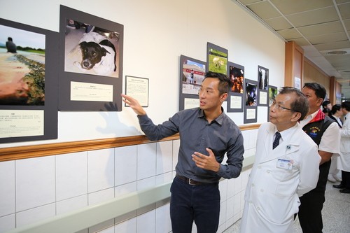 花蓮慈濟醫院「伸出援手前,請先了解他」攝影展揭幕