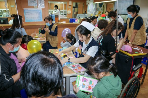 花蓮慈院歡慶兒童節　陪伴病童手作DIY