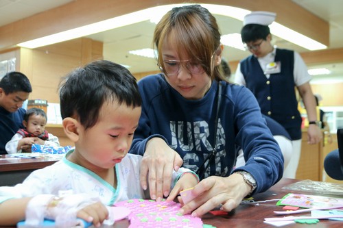 花蓮慈院歡慶兒童節　陪伴病童手作DIY