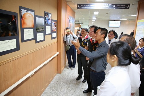 花蓮慈濟醫院「伸出援手前，請先了解他」攝影展揭幕