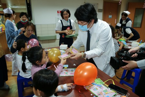 花蓮慈院歡慶兒童節　陪伴病童手作DIY