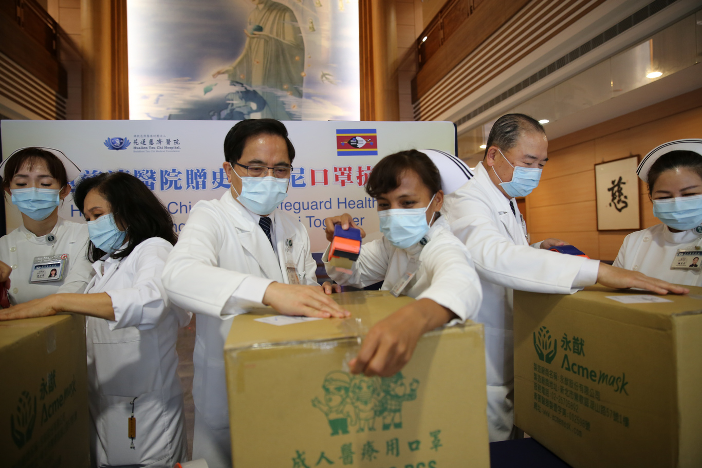 左圖：花蓮慈院院長林欣榮、護理部督導鄭雅君(中)，副院長許文林與護理部主任鍾惠君(右)將醫療用口罩裝箱打包。
