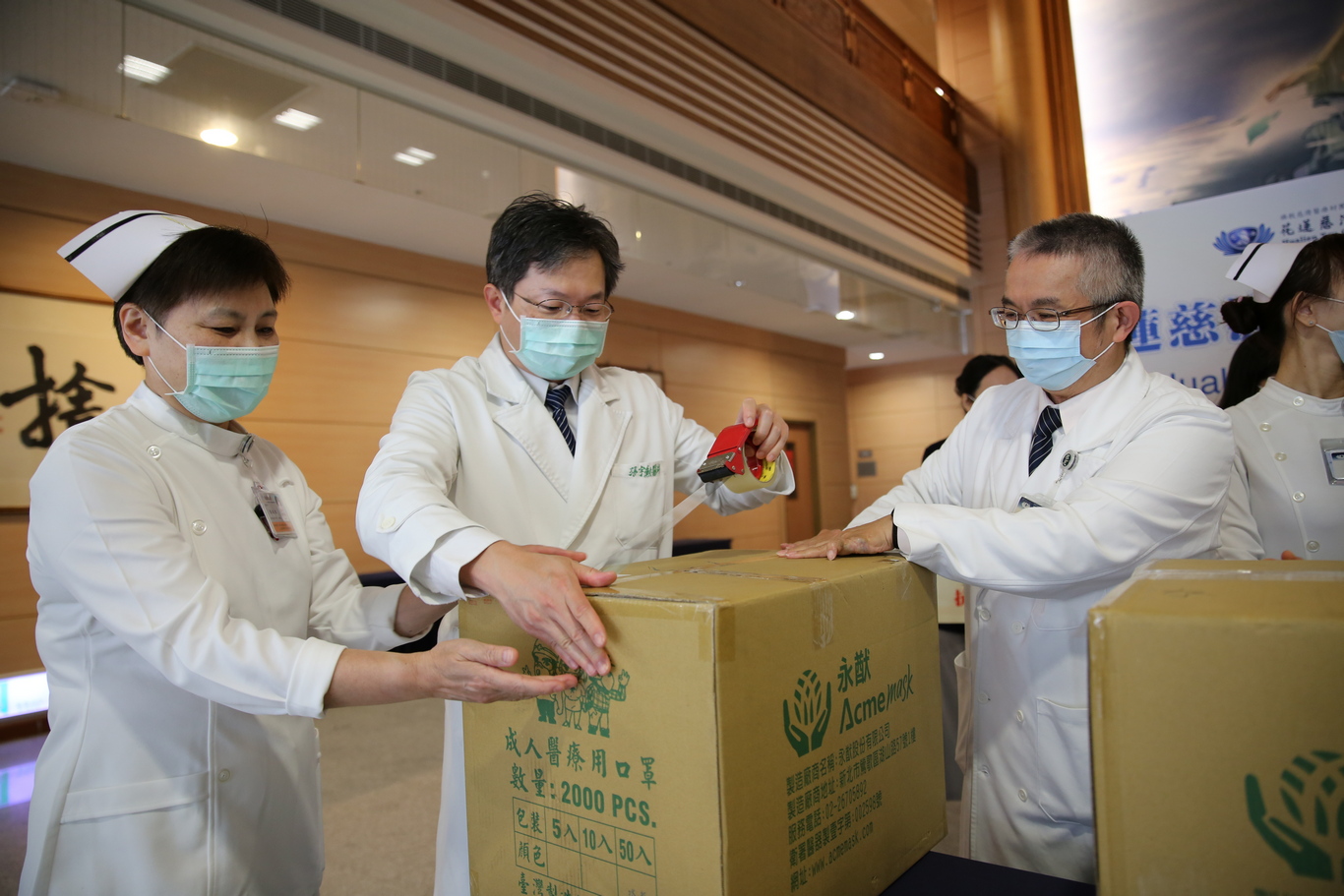 右圖：小兒部主任張宇勳、婦產部副主任高聖博與護兒中心護理長張瑞雲將醫療用口罩裝箱打包。