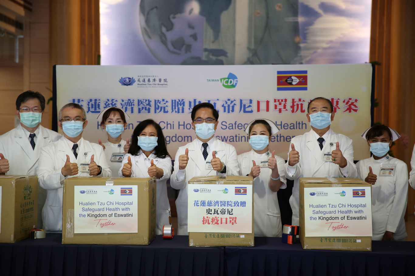 圖說：花蓮慈院院長林欣榮、副院長許文林帶領國際醫學中心、婦產部、小兒部與護理部團隊打包一萬片醫療用口罩，要捐贈給史瓦帝尼王國。