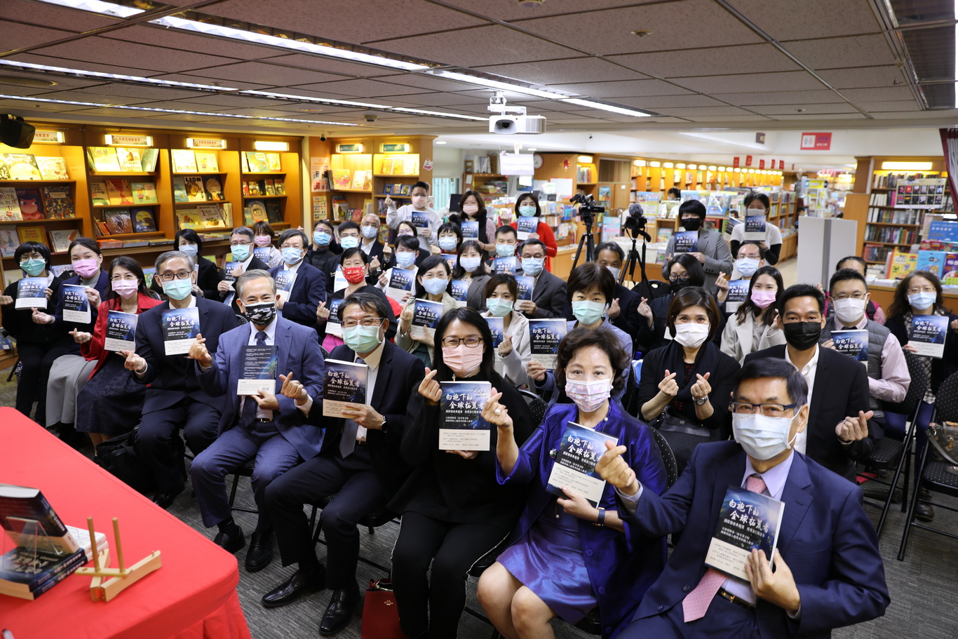 圖說：新書會三民書局重南店場大合照