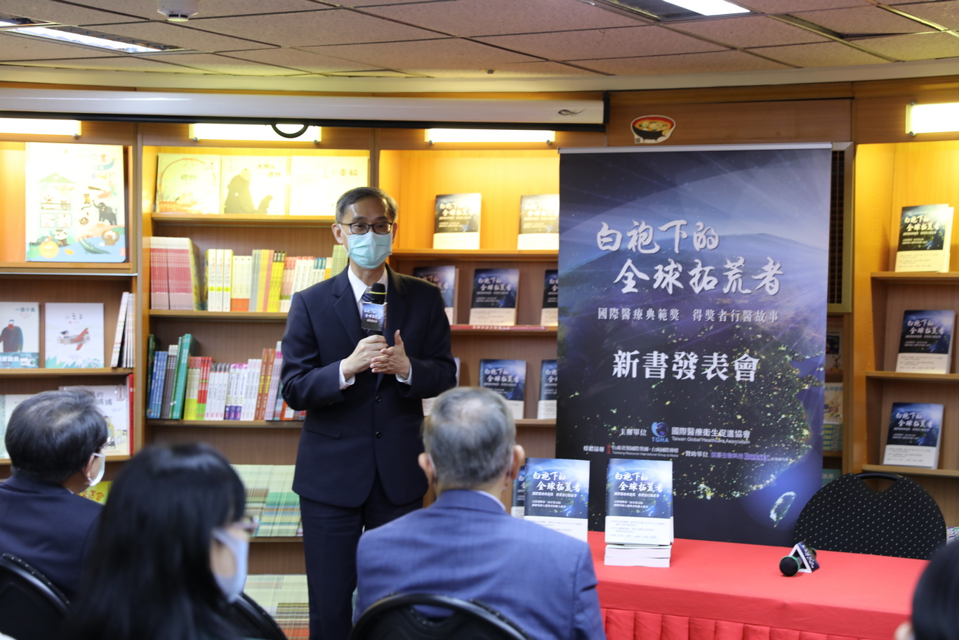 左圖：花蓮慈濟醫院國際醫學中心李啟誠主任分享國際醫療小故事