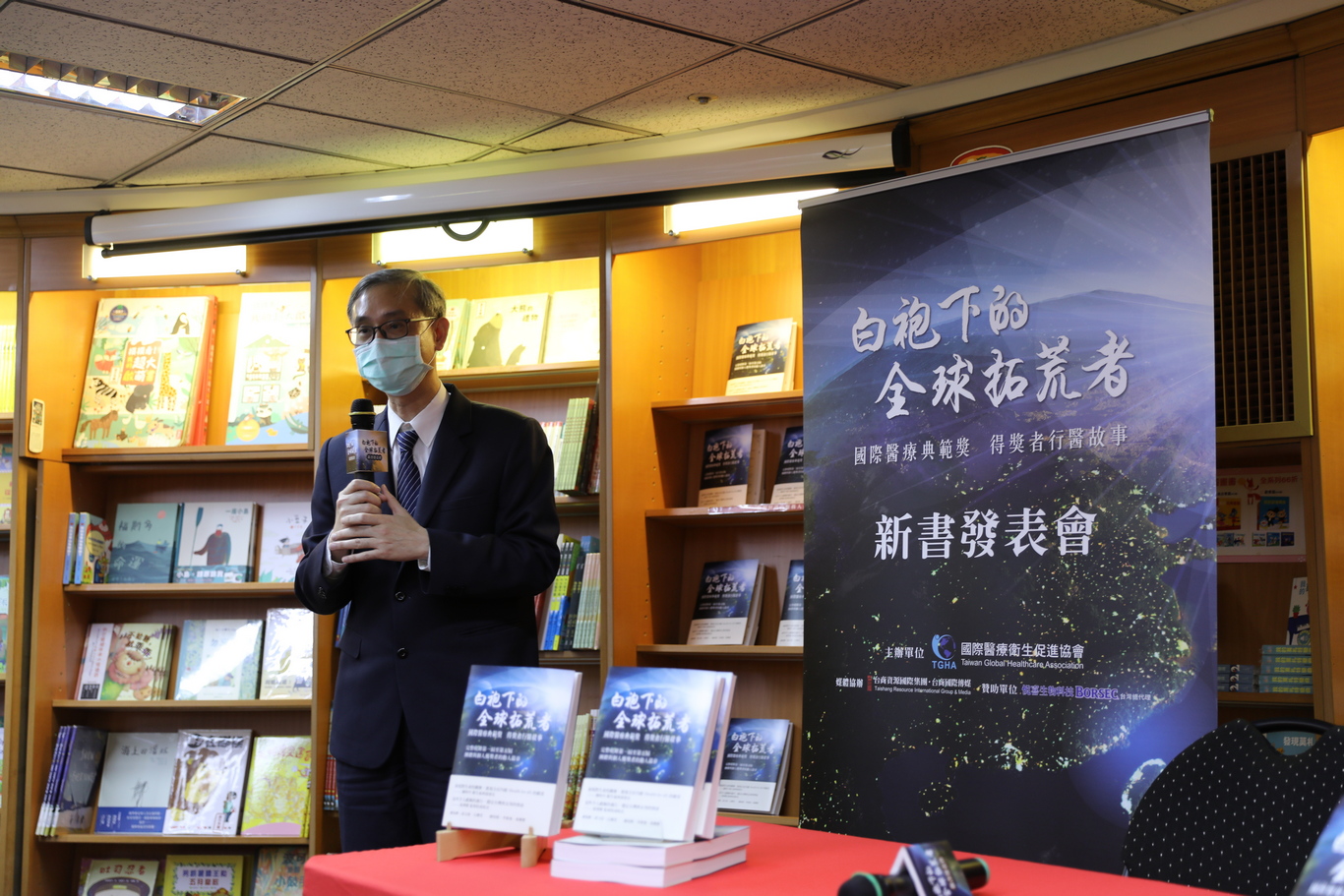 右圖：花蓮慈濟醫院國際醫學中心李啟誠主任分享國際醫療小故事