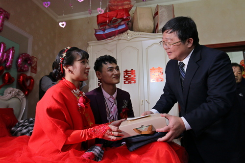 罹患「極重度先天性膝反曲」陳團治(左)結婚時，她的主治醫師陳英和名譽院長(右)與團隊前往中國大陸廈門送上祝福。