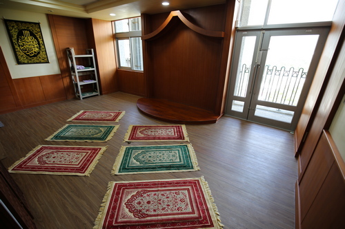 設置二處祈禱室與清真友善廁所,備有可蘭經、禮拜毯、淨下設備等,方便穆斯林依時朝拜,讓他們心靈上有所寄託,營造更友善的國際醫療環境