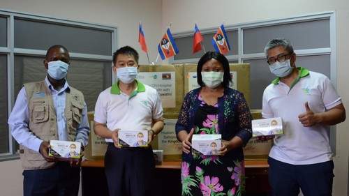 史瓦帝尼王國衛生部次長Simon M. Zwane,國合會技術團葉常青團長,史國衛生部長Senator Lizzy Nkosi,以及國合會計畫經理人楊植亙收到口罩,感謝花蓮慈院的捐贈。