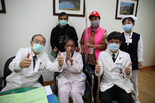 在放射腫瘤科許文林副院長(左一)的照顧下，板太太(中)完成三十三次的放射線治療。