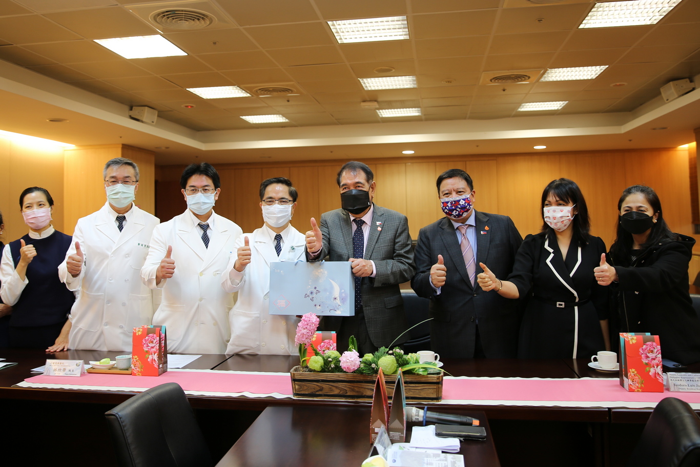 圖說：菲律賓馬尼拉經濟文化辦事處(Manila Economic and Cultural Office)主席兼駐臺代表費南德(Wilfredo B. Fernandez)一行人，來到花蓮慈院，展開一場醫療交流。