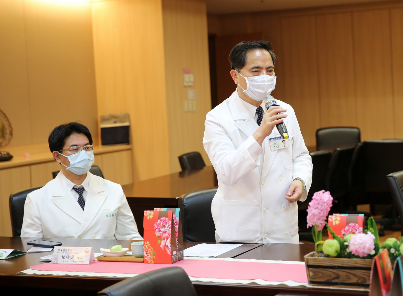 左圖：林欣榮院長表示，若菲律賓當地有貧困或是困難疾病的病人，都可以轉介到花蓮慈院來治療。