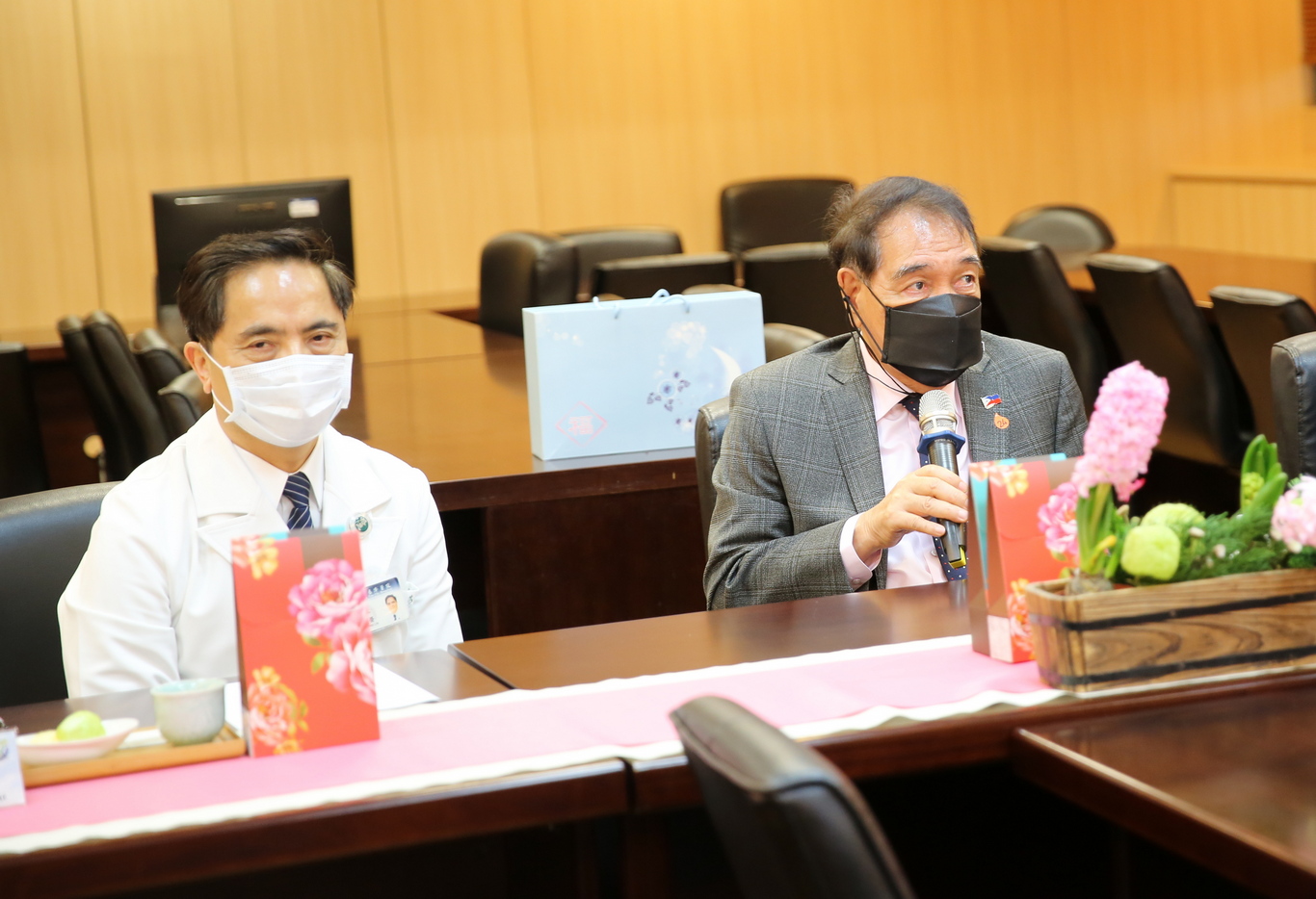 右圖：馬尼拉經濟文化辦事處主席兼駐臺代表費南德（中），感恩花蓮慈院與菲律賓的醫療交流，期待未來能與更多的當地大型醫院攜手合作。