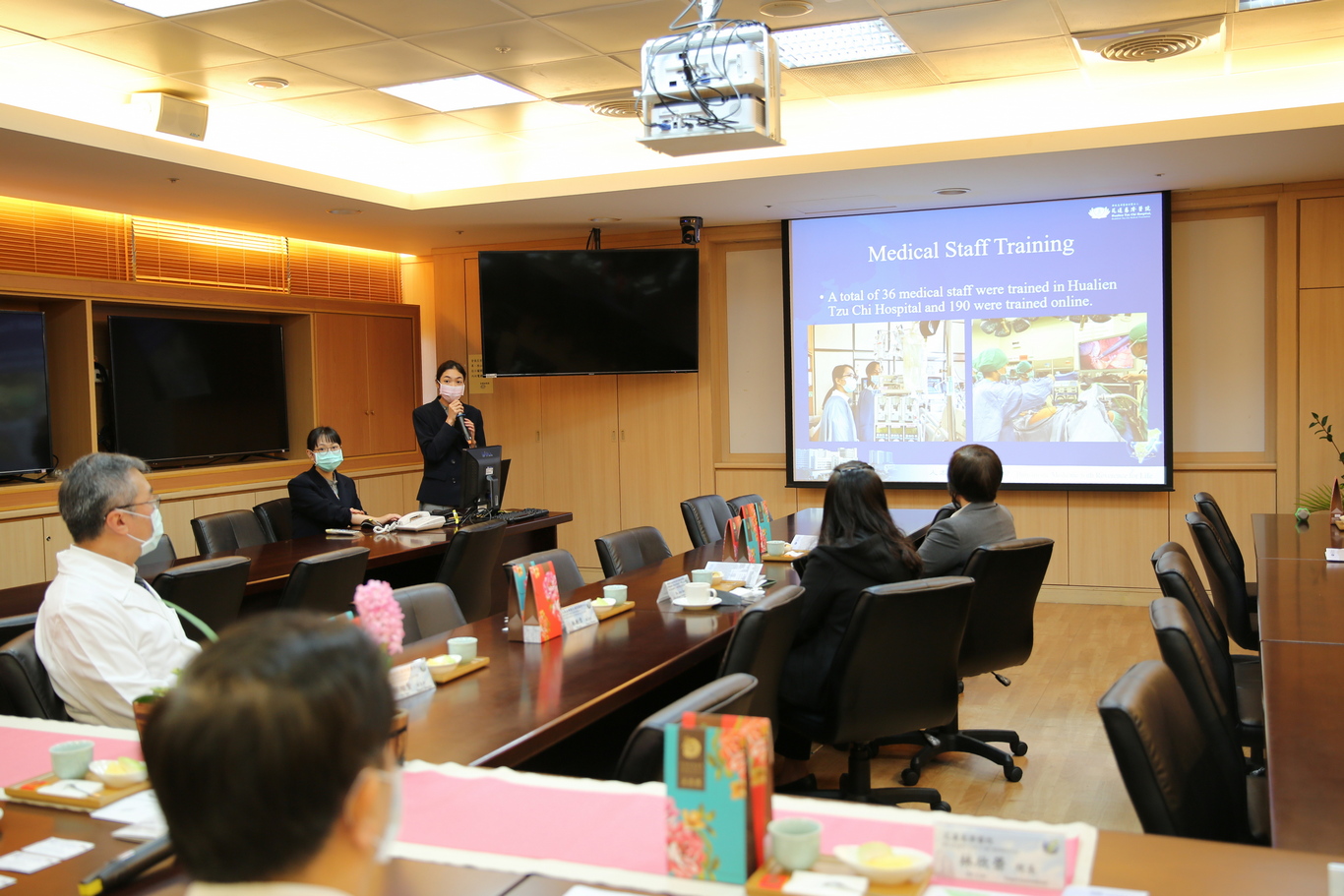 右圖：新南向辦公室組員林詩智簡報近幾年來，花蓮慈院與菲律賓在醫療上包括醫師醫事人員代訓等院際合作、交流，及難症、罕症的病人治療等。