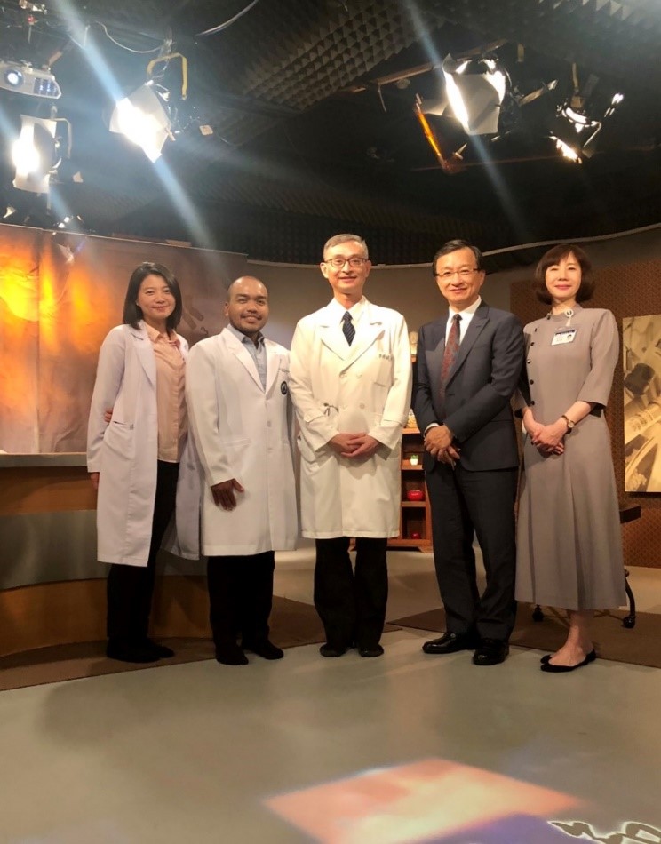 菲律賓代訓醫師(Dr. Chua, Kimmie Xander T，Dr. Emilio Q. Villanueva III)受訪，與主持人李毅醫師，以及偕同出席者花蓮慈濟醫院國際醫學中心李啟誠主任、新南向辦公室朱芳瑤經理合照