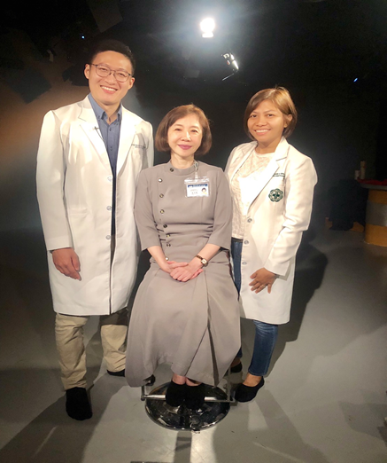 於109年6月24日已完成另兩位菲律賓代訓醫師(Dr. Chua, Kimmie Xander T， Dr. Emilio Q. Villanueva III)受訪，與新南向辦公室朱芳瑤經理合照