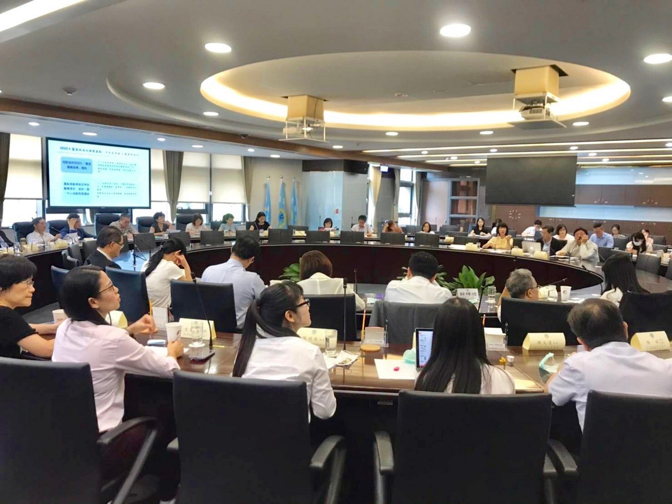 本院新南向辦公室朱芳瑤經理、陳羽庭組員列席衛福部諮議會