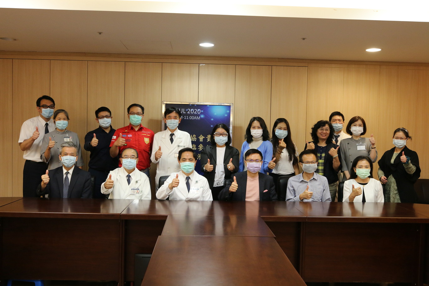 外貿協會貴賓黃志芳董事長等人與本院林欣榮院長合影