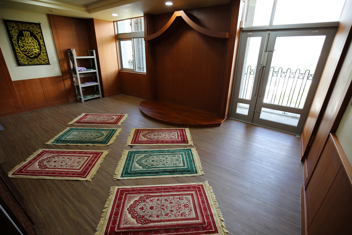 花蓮慈濟醫院合心樓祈禱室內貼心提供禮拜毯、麥加方向指標、屏風等，供穆斯林教友使用