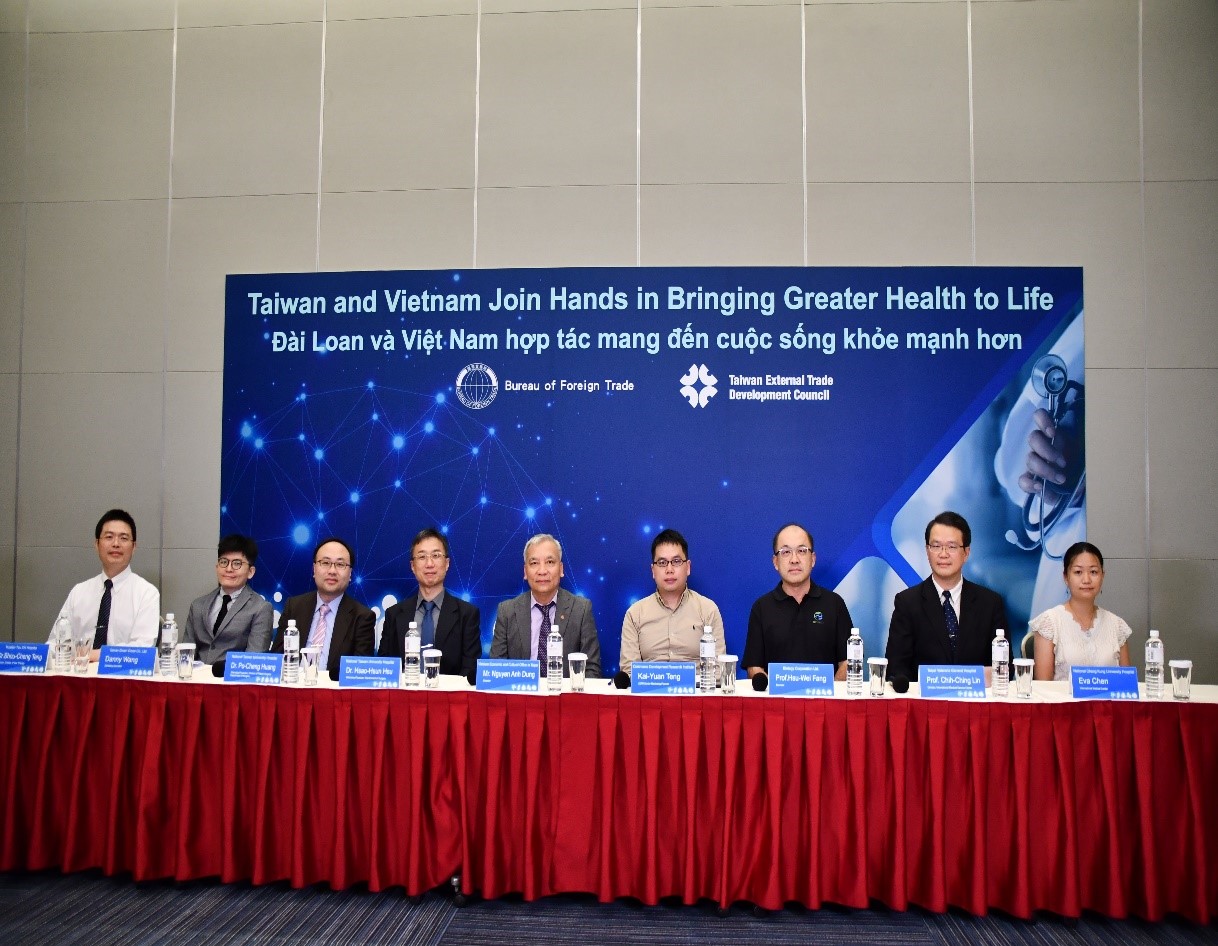 花蓮慈濟醫院細胞治療科鄧守成主任(左一)，代表上台分享