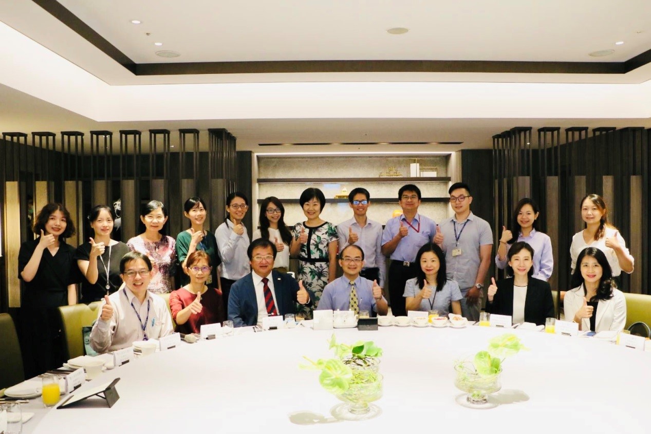 各院代表於新南向人員健康服務中心暨一國醫中心專家座談會活動活動中合影