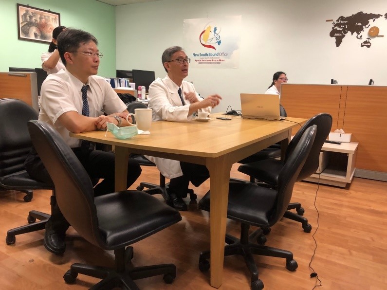 花蓮慈濟醫院與UERM小兒科視訊會前會，國際醫學中心李啟誠主任、小兒部張宇勳醫師與菲方討論細節中