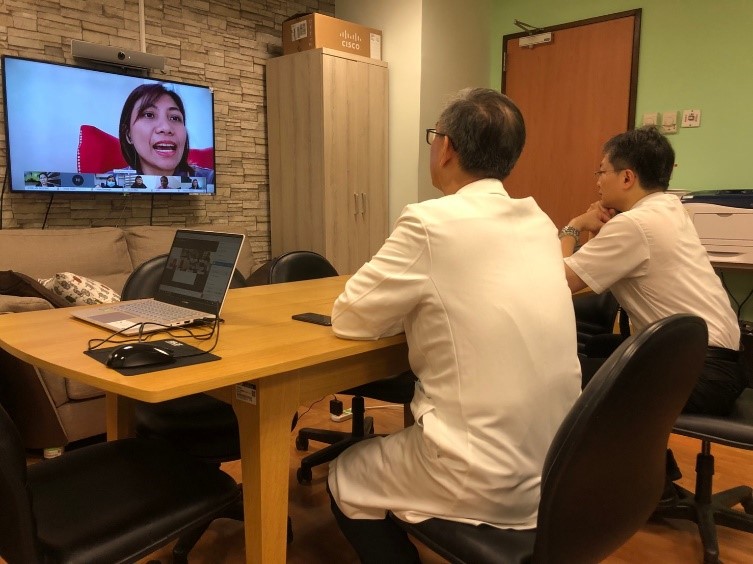 花蓮慈濟醫院與UERM小兒科視訊會前會，國際醫學中心李啟誠主任、小兒部張宇勳醫師與Dr. Anna Marie D. Espaldon討論細節中