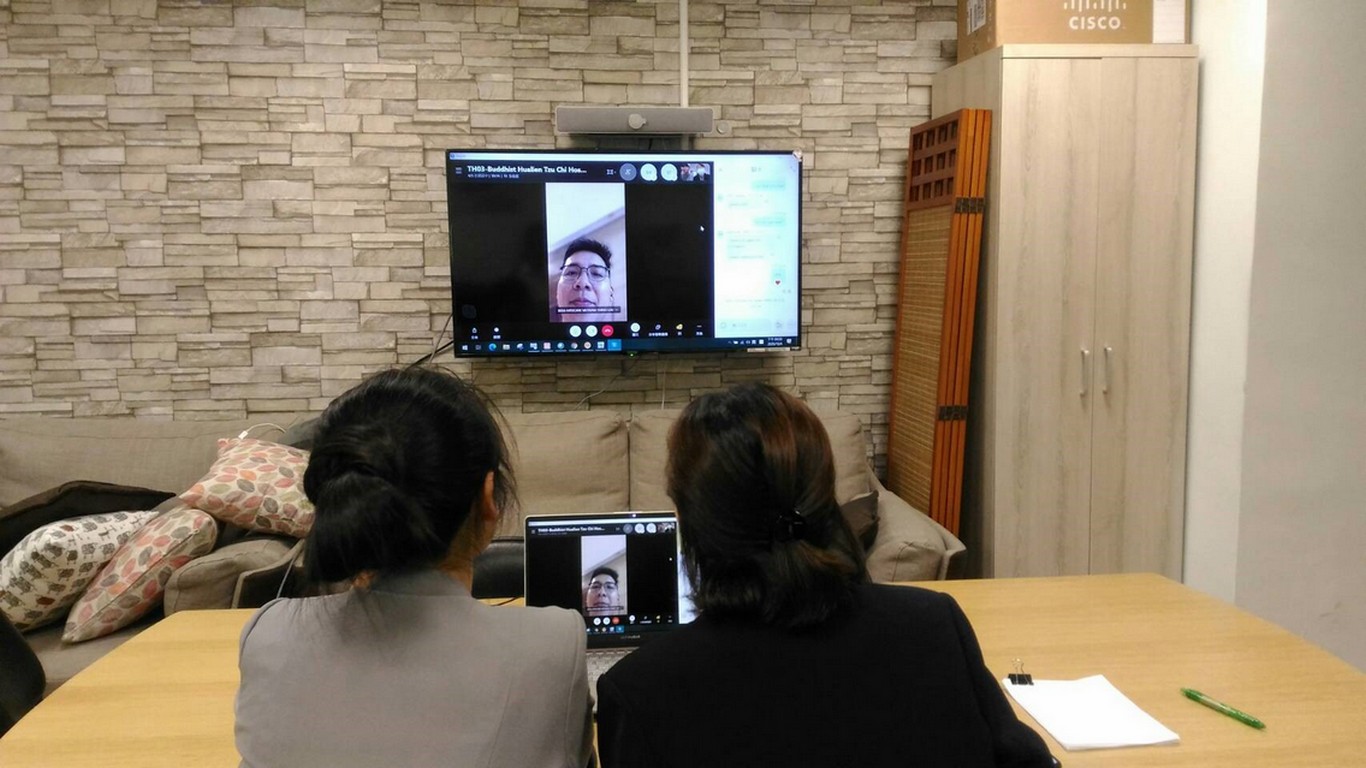 新南向辦公室朱芳瑤經理、陳羽庭組員與越南廠商HITOCARE VIETNAM 代表THINH LUU互動