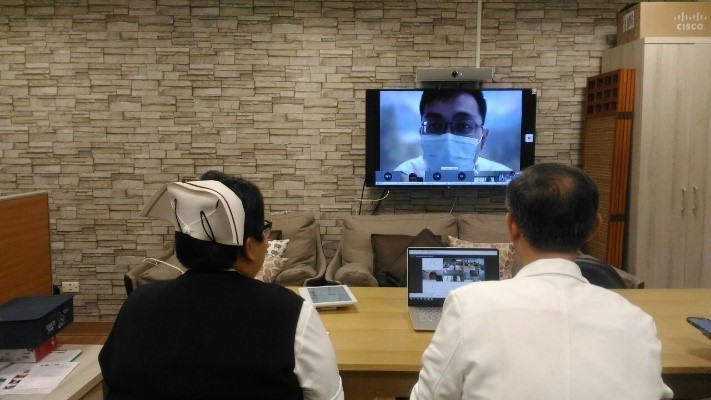 講者花蓮慈濟醫院國際醫學中心主任李啟誠醫師與李依蓉護理長於活動中交流。