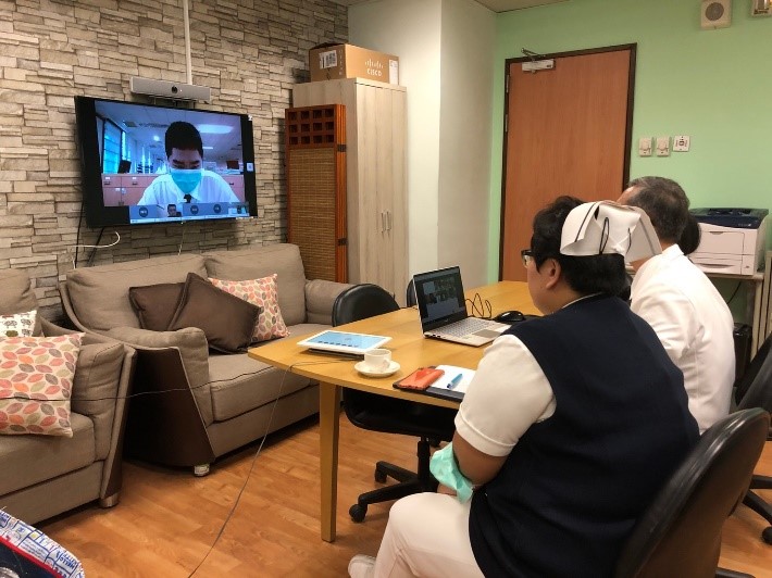 講者花蓮慈濟醫院國際醫學中心主任李啟誠醫師與李依蓉護理長與慈濟基金會印尼會同仁討論骨髓移植病房建置問題