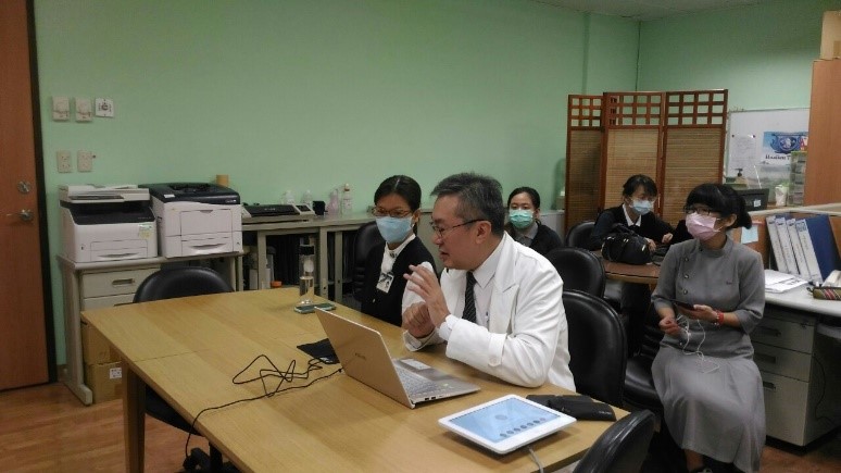 花蓮慈濟與印尼慈濟新冠肺炎防疫分享視訊會議，講者鄭順賢醫師與感染控制室江惠莉組長分享台灣防疫經驗