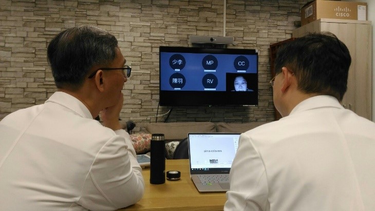 右圖：幹細胞移植於多發性骨髓瘤的新進展花蓮慈濟醫院血液腫瘤科李啟誠主任、黃威翰醫師與菲方參與者互動。