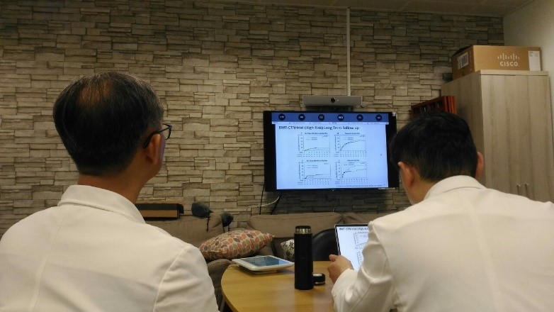 左圖：幹細胞移植於多發性骨髓瘤的新進展花蓮慈濟醫院血液腫瘤科李啟誠主任、黃威翰醫師於活動現場。