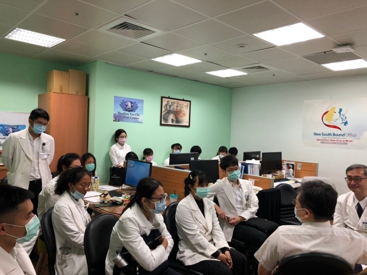 左圖：張宇勳主任會後輔以中文指導慈院的醫學生。