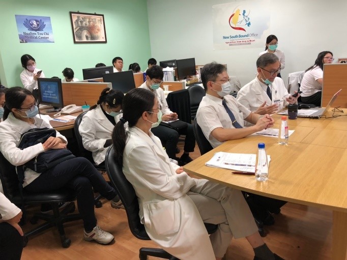 右圖：花蓮慈濟醫院國際醫學中心李啟誠主任、小兒部張宇勳主任、感染科何愉懷醫師參與本次活動。