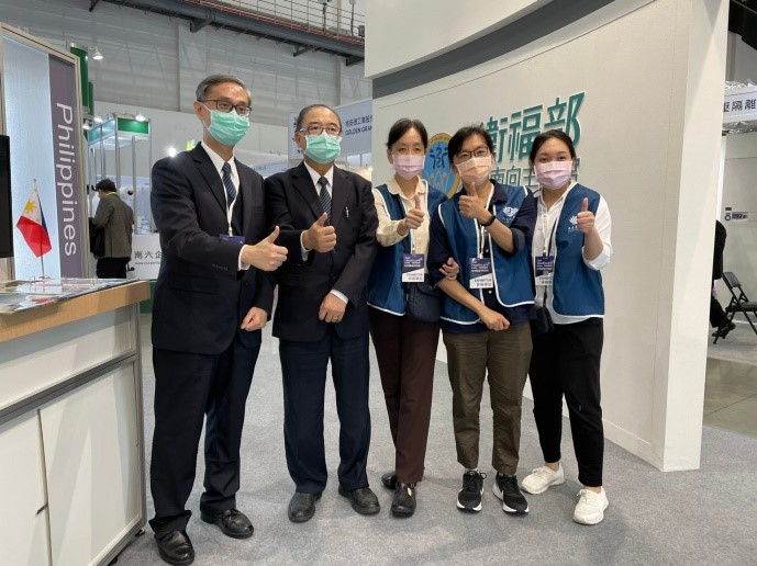 圖說：花蓮慈濟醫院許文林副院長(左二)、國際醫學中心新南向辦公室李啟誠主任(左一)與參展同仁於攤位中合影。
