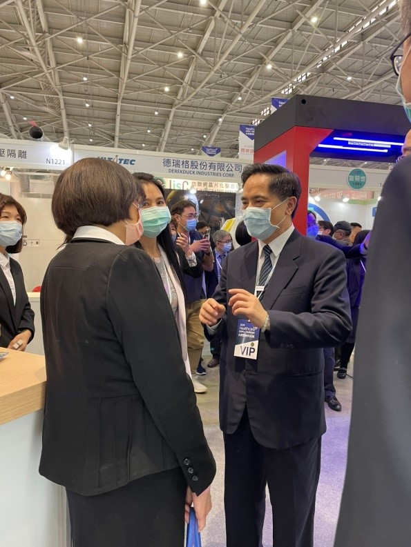 左圖：花蓮慈濟醫院林欣榮院長(右一)於台灣醫療科技展一國一中心展攤與參觀貴賓互動。