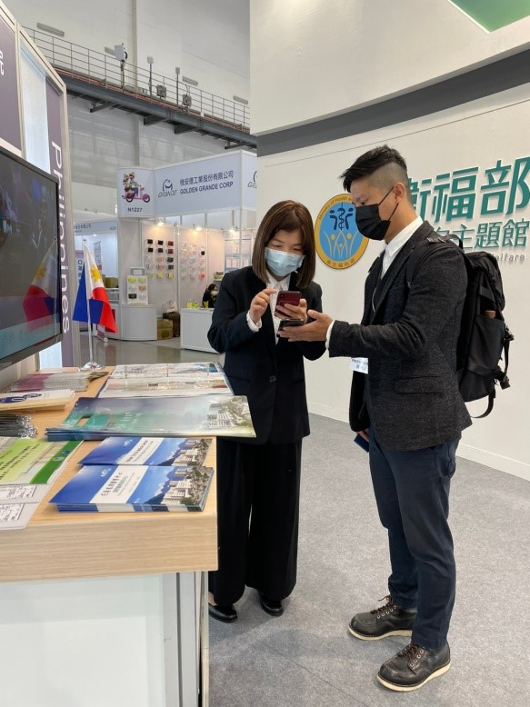 左圖：花蓮慈濟醫院國際醫學中心新南向辦公室組員於攤位上向參觀者介紹。
